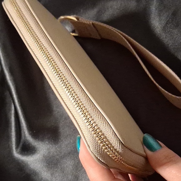 Steve Madden Beige Wristlet with Gold Accents .like New - Picture 3 of 12